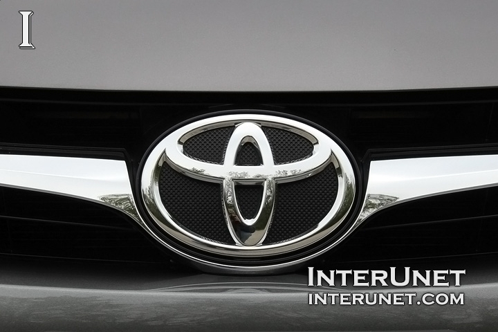 2016-Toyota-Camry-logo-front