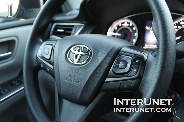 2016-Toyota-Camry-steering-wheel-with-controls