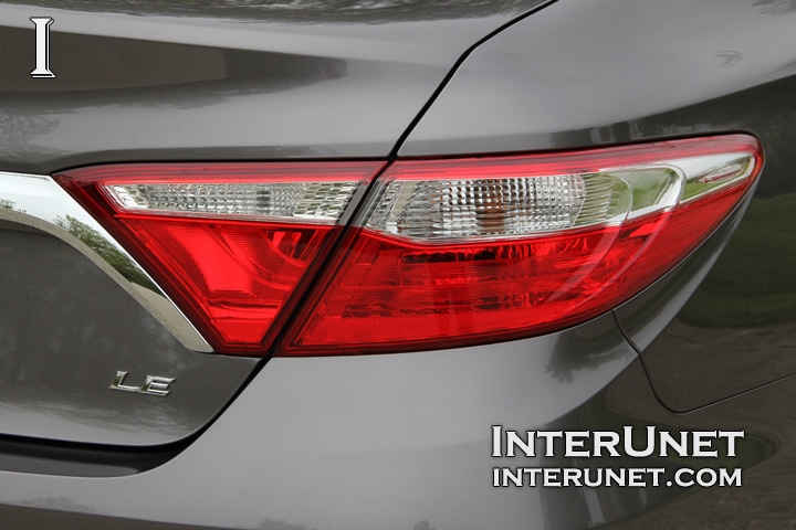 2016-Toyota-Camry-taillight-right