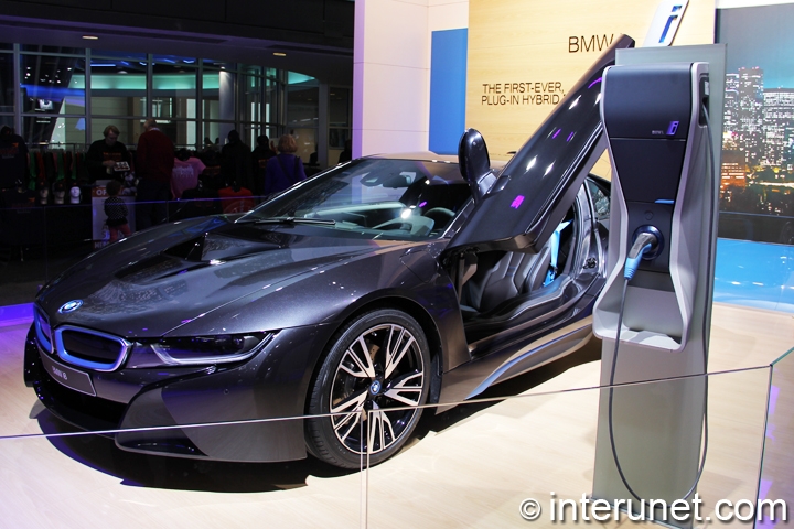 BMW-i8-with-charging-station