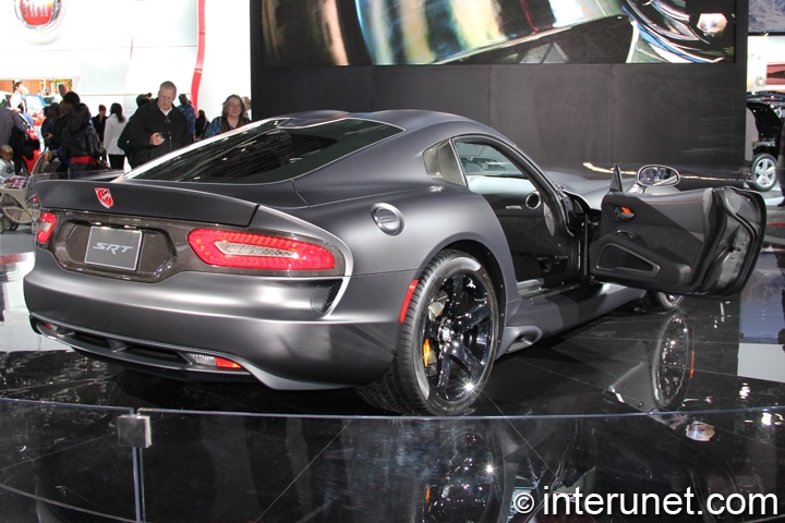 SRT-Viper-door-opened