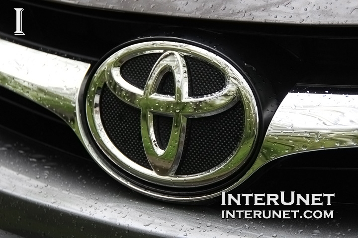 Toyota-Logo-in-the-rain