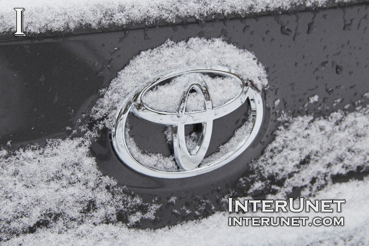 Toyota-logo-in-the-snow