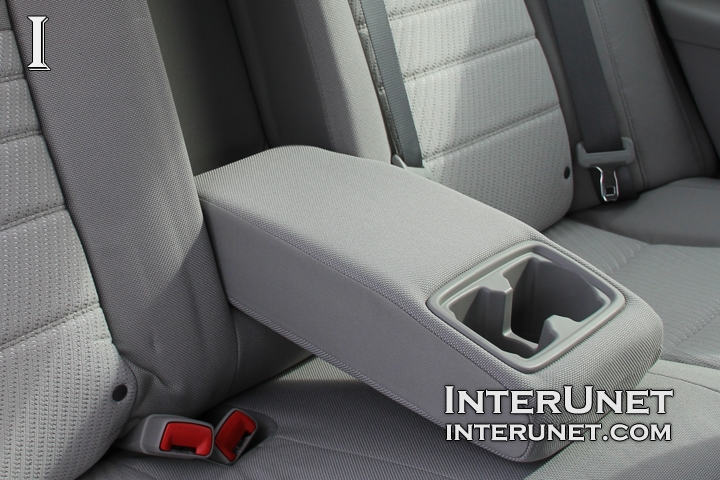 rear-center-armrest-with-cup-holders