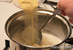 adding-semolina-to-boiled-milk