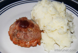 baked-meatball-with-mashed-potato-on-the-plate