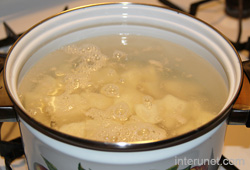 boiling-potato-in-the-pot