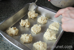 placing-dough-on-the-baking-tray