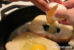 putting-an-egg-inside-slice-of-bread