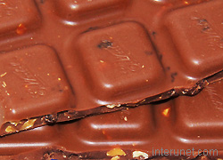 chocolate-bar-with-nuts-and-raisins