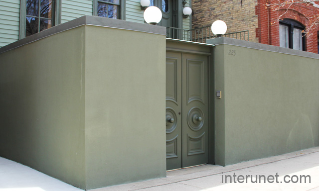 fence-finished-with-stucco-and-custom-wood-gates
