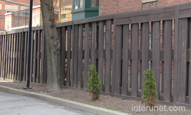 older-semi-privacy-wood-fence-with-horizontal-boards-on-top