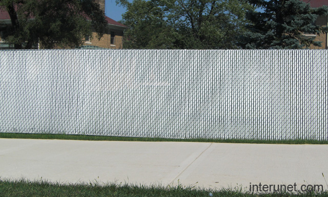 Chain link fence white privacy slats picture | interunet