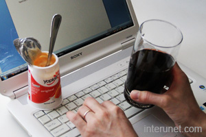 eating-while-typing-on-computer