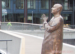 praying-person-statue
