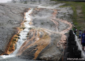 yellowstone-hot-springs